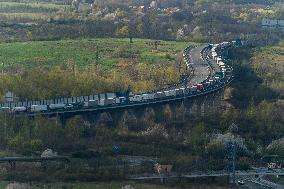 highway D8, trucks, long queue