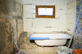 construction site, family house, bathroom, bath, tub, reconstruction, renovation, tile, tiles, tiling