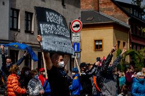 people in Tesin protest against Czech-Polish border closure