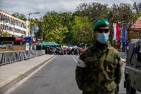 people in Tesin protest against Czech-Polish border closure