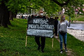 people in Tesin protest against Czech-Polish border closure