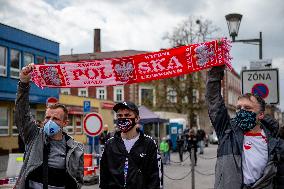 people in Tesin protest against Czech-Polish border closure