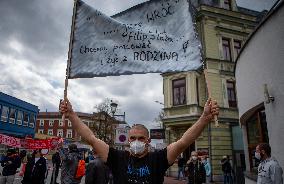 people in Tesin protest against Czech-Polish border closure