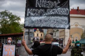 people in Tesin protest against Czech-Polish border closure