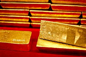 gold bricks, golden, deposit, Czech National Bank (CNB) museum