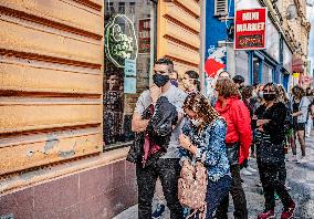 people, cue, face mask, ice-creme, bistro, covid-19