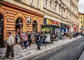 people, cue, face mask, ice-creme, bistro, covid-19