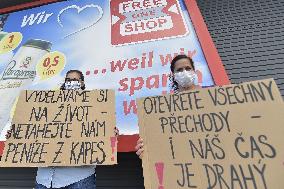 People, working, abroad, protest, cross border, Czech, Germany, covid-19