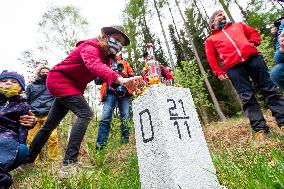 people from the borderland of Bohemia and Saxony had a joint walk alongside the Czech-German border