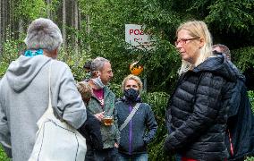 people from the borderland of Bohemia and Saxony had a joint walk alongside the Czech-German border