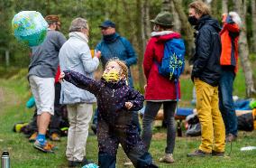 people from the borderland of Bohemia and Saxony had a joint walk alongside the Czech-German border