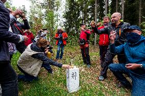 people from the borderland of Bohemia and Saxony had a joint walk alongside the Czech-German border
