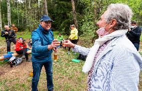 people from the borderland of Bohemia and Saxony had a joint walk alongside the Czech-German border