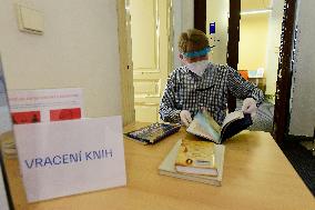 The ｭResｭearch Library in Olomouc, book, books, reader, librarian, face mask
