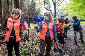 Czechs symbolically meet their German neighbours to support border reopening