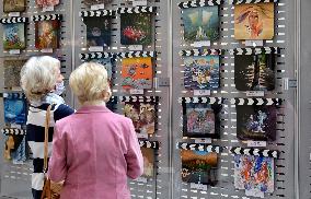 The exhibition of painted clapperboards