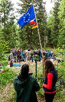 Czech-German border Mytina, people, policemen, soldier, protest, meeeting