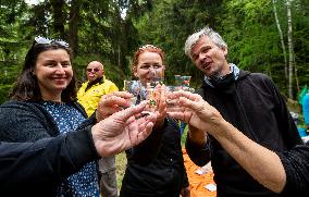 Czech-German border Mytina, people, policemen, soldier, protest, meeeting