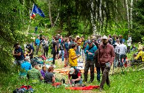 Czech-German border Mytina, people, policemen, soldier, protest, meeeting