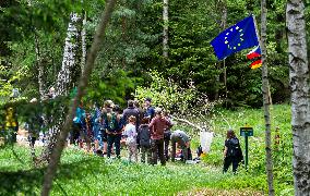 Czech-German border Mytina, people, policemen, soldier, protest, meeeting