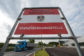 Dolni Dvoriste-Wullowitz border crossing between Austria and the Czech Republic