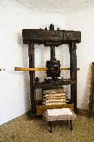 Museum of Paper, hand made paper, small hand spindle press