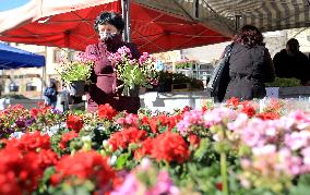 Farmer, market, people, face mask, Jihlava, Czech Republic