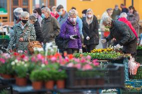 Farmer, market, people, face mask, Ceske Budejovice, Czech Republic