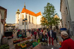 Farmer, market, people, face mask, Ceske Budejovice, Czech Republic