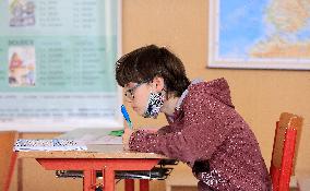 school children, protective shield, return to school, epidemic, pandemic, coronavirus, covid-19