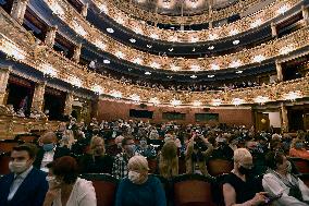 National Theatre Prague Manon Lescaut performance for doctors, nurses and other medical workers