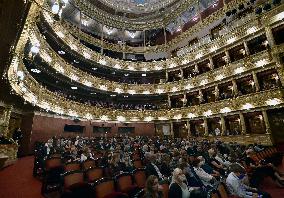 National Theatre Prague Manon Lescaut performance for doctors, nurses and other medical workers