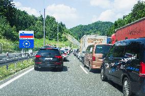 Macelj/Gruskovje border crossing - Croatia - Slovenia, HR-SLO, traffic, Slovenian and European Flag sign