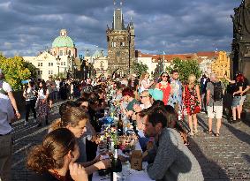 Dinner at 500 metre long table, Charles Bridge, Prague, citizens, Vltava River