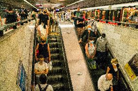 metro, C line, Muzeum (Museum) station, passengers, commuters, face mask