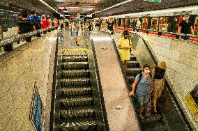 metro, C line, Muzeum (Museum) station, passengers, commuters, face mask