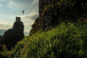 Slackliners on the Trosky Castle, slackliner, slackline