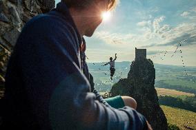 Slackliners on the Trosky Castle, slackliner, slackline