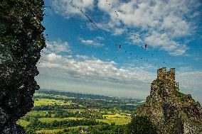 Slackliners on the Trosky Castle, slackliner, slackline