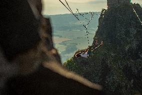 Slackliners on the Trosky Castle, slackliner, slackline