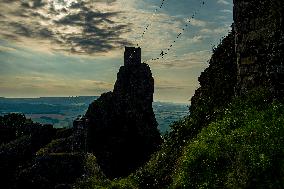 Slackliners on the Trosky Castle, slackliner, slackline