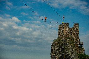 Slackliners on the Trosky Castle, slackliner, slackline