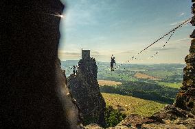 Slackliners on the Trosky Castle, slackliner, slackline