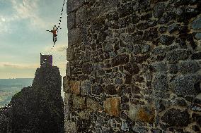 Slackliners on the Trosky Castle, slackliner, slackline