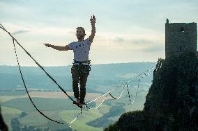 Slackliners on the Trosky Castle, slackliner, slackline