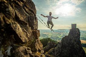 Slackliners on the Trosky Castle, slackliner, slackline