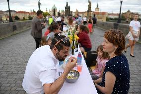 Dinner at 500 metre long table, Charles Bridge, Prague, citizens, Vltava River