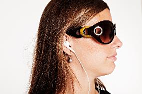 headset, iPod, Apple, MP3, young woman, girl, sunglasses
