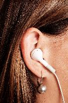 headset, iPod, Apple, MP3, young woman, girl, sunglasses, ear, earring