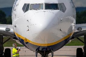 Boeing 737-8AS aircraft, Ryanair, Pardubice Airport, ground crew